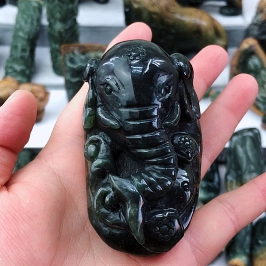 未镶嵌岫岩河磨玉（透闪石质玉）把件