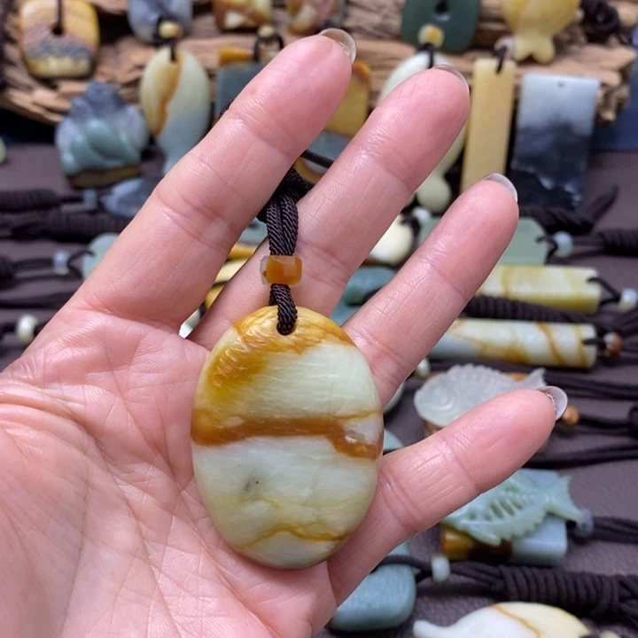 蛇纹石玉未镶嵌颈饰