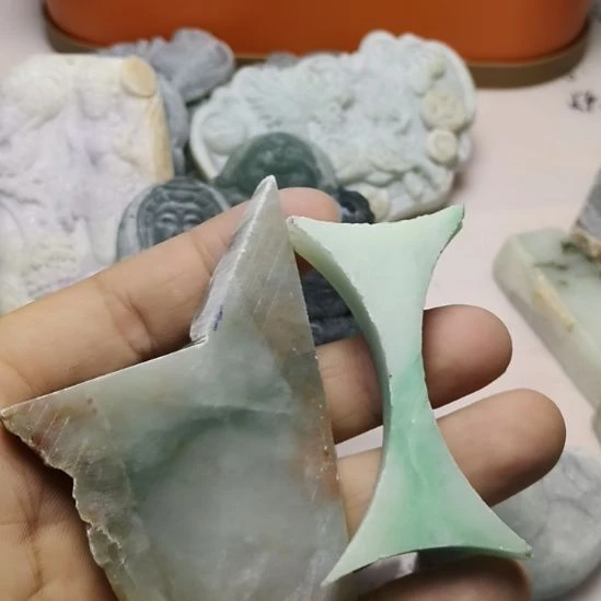 翡翠未镶嵌颈饰挂件