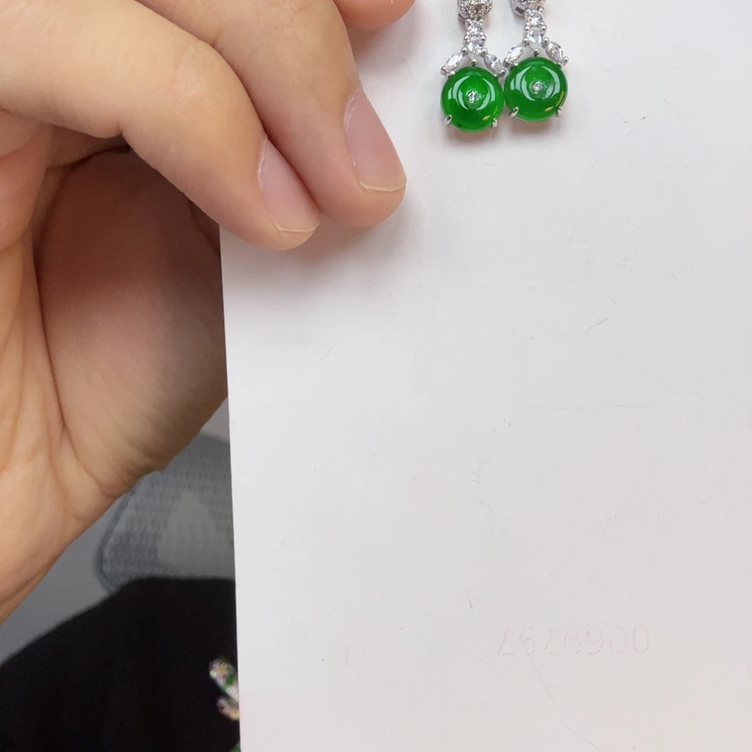 翡翠未镶嵌颈饰一对