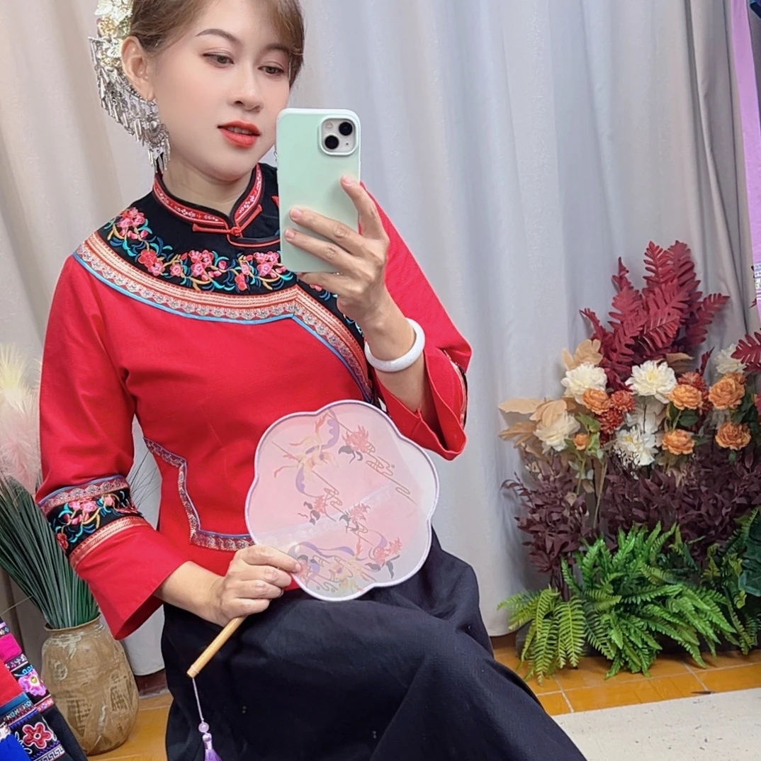 少数民族服装壮族，布依族红色土布重工刺绣套装