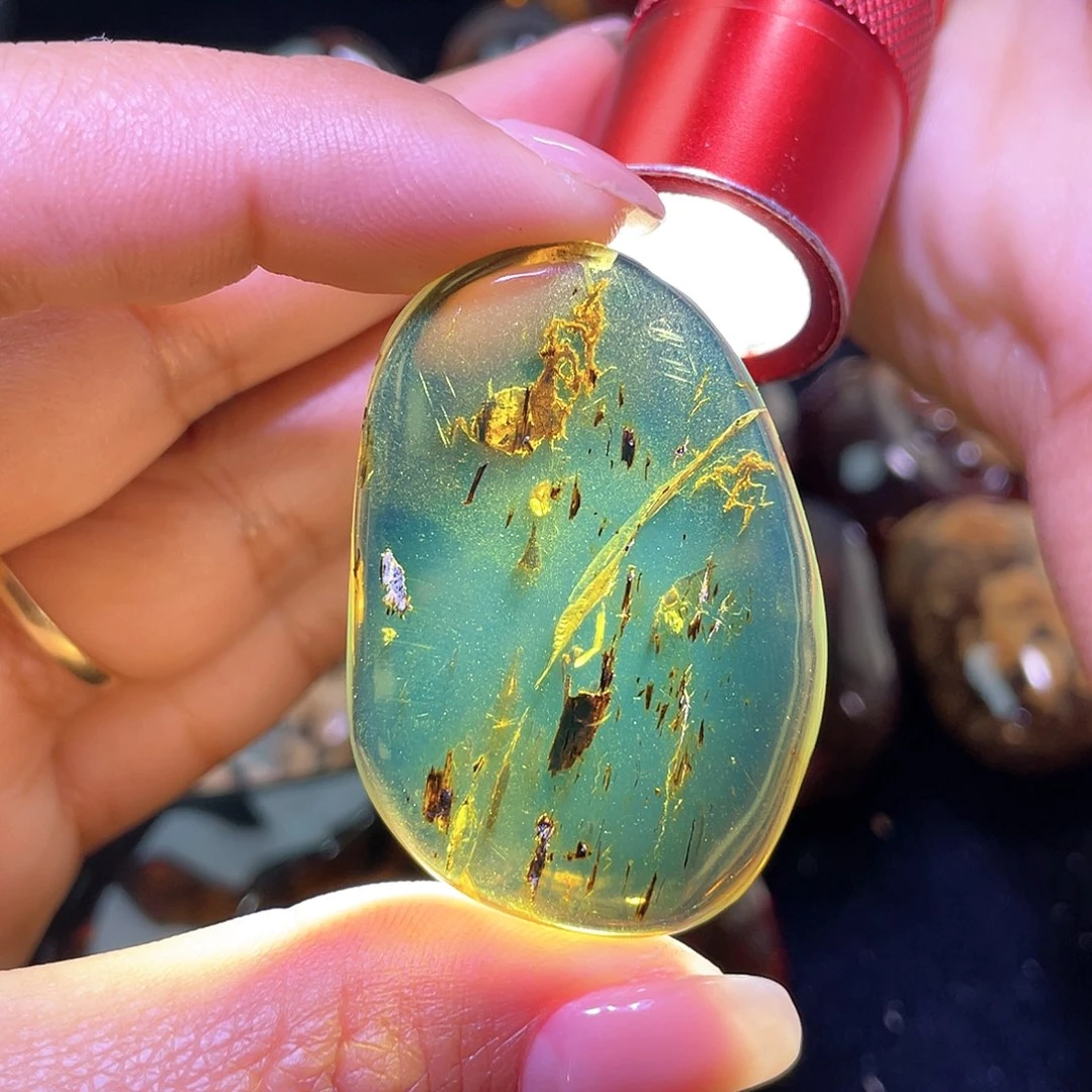 琥珀裸石未镶嵌？