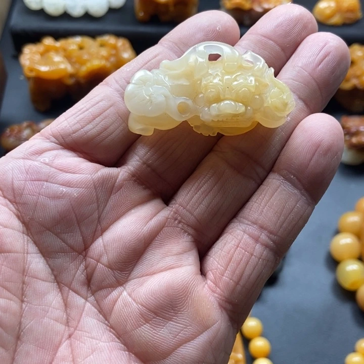 石英质玉（黄龙玉）未镶嵌颈饰