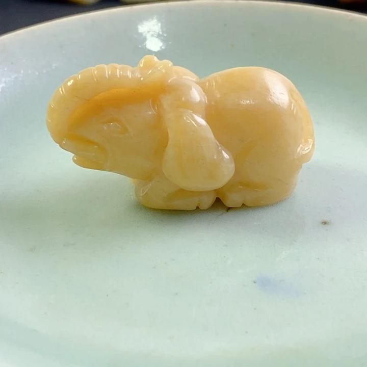 茶室瓷盘上地方料大象摆件