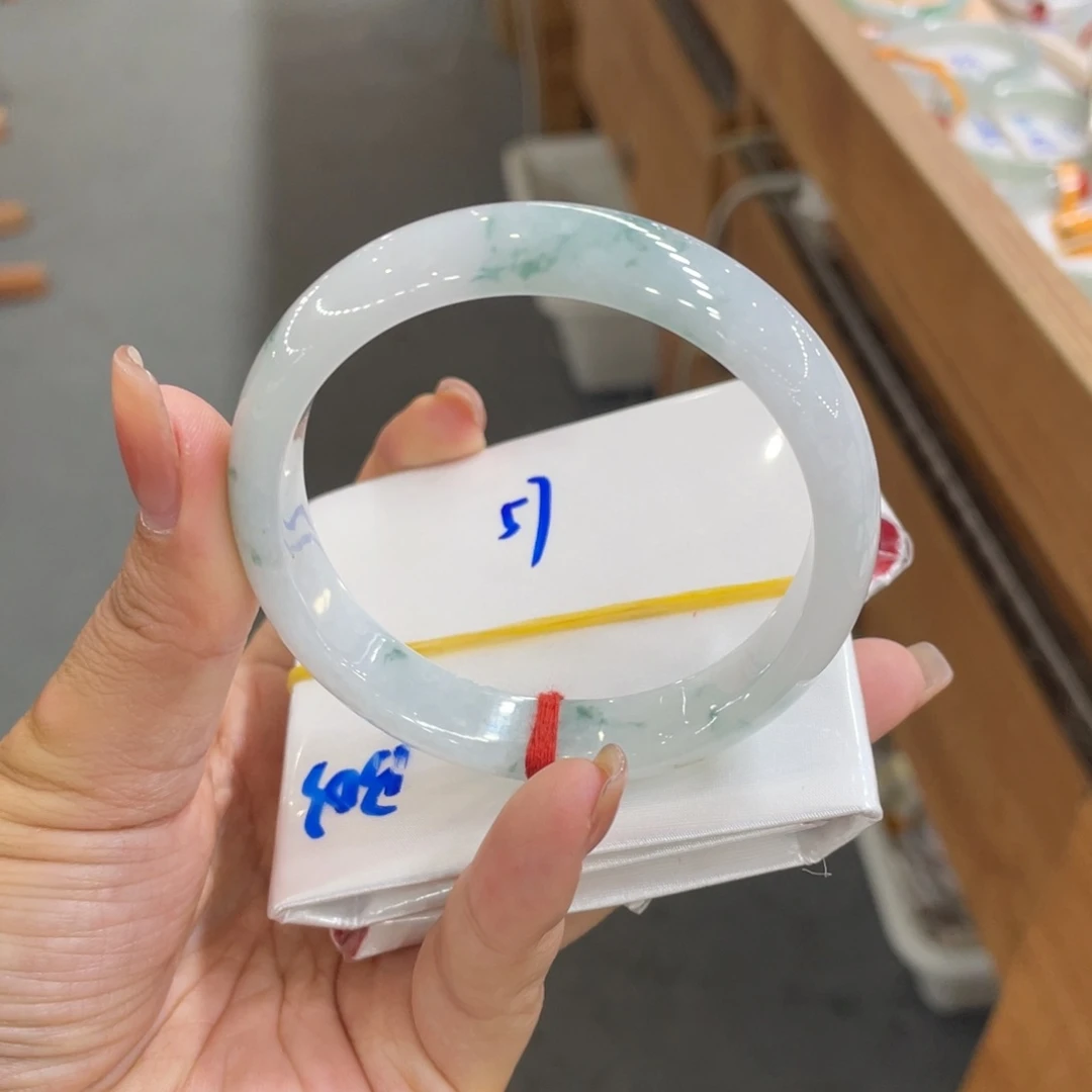 翡翠手镯未镶嵌翡翠手镯