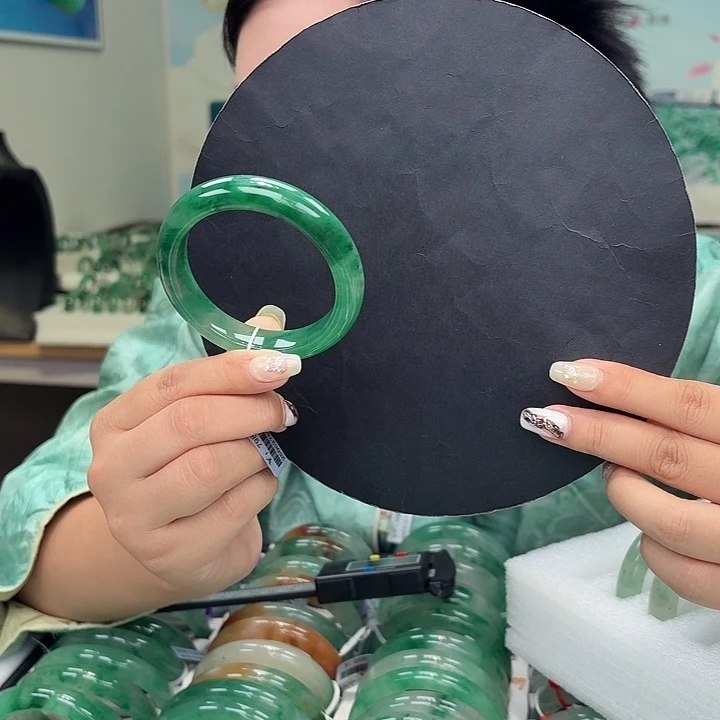 石英质玉（非洲翠）手镯未镶嵌