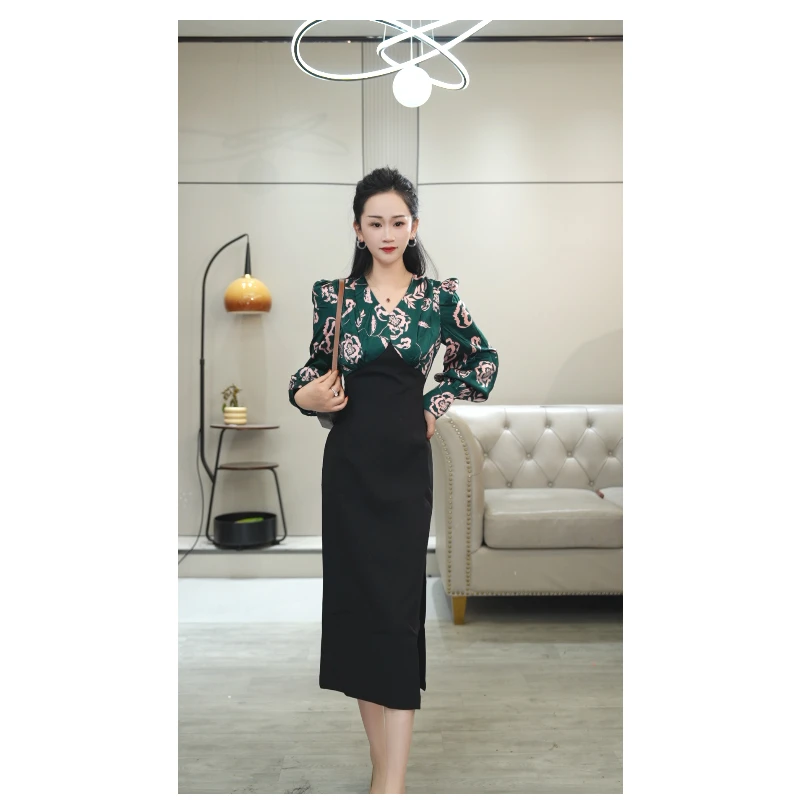 8093 印花缎连衣裙女2025春秋新款气质修身收腰长款高腰V领包臀裙