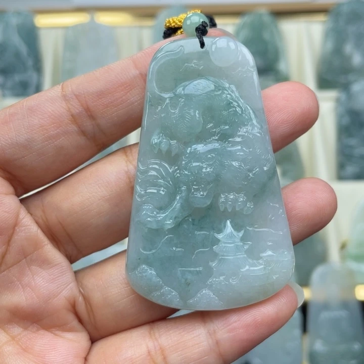 翡翠未镶嵌颈饰虎牌