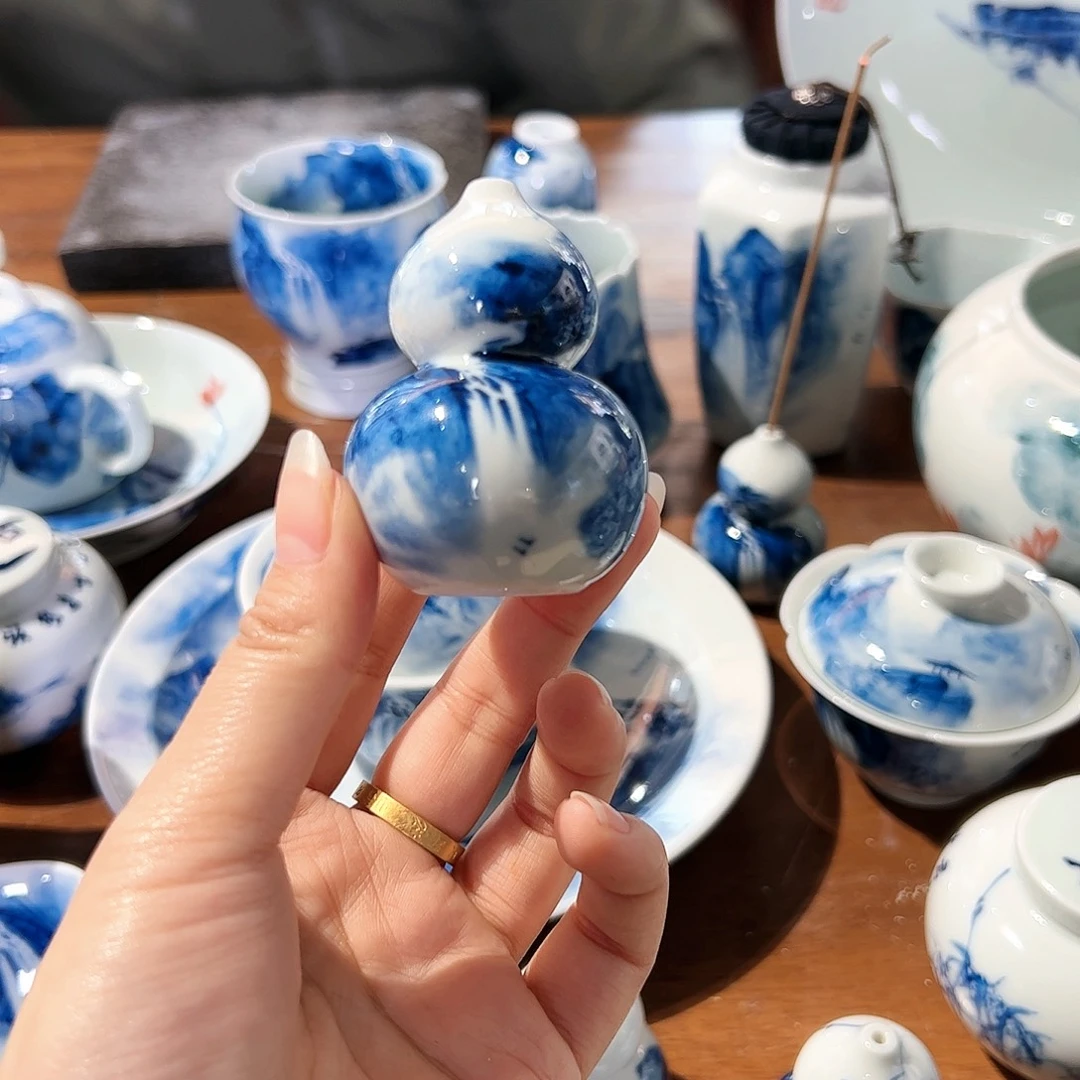 小***鱼青花手绘山水香炉