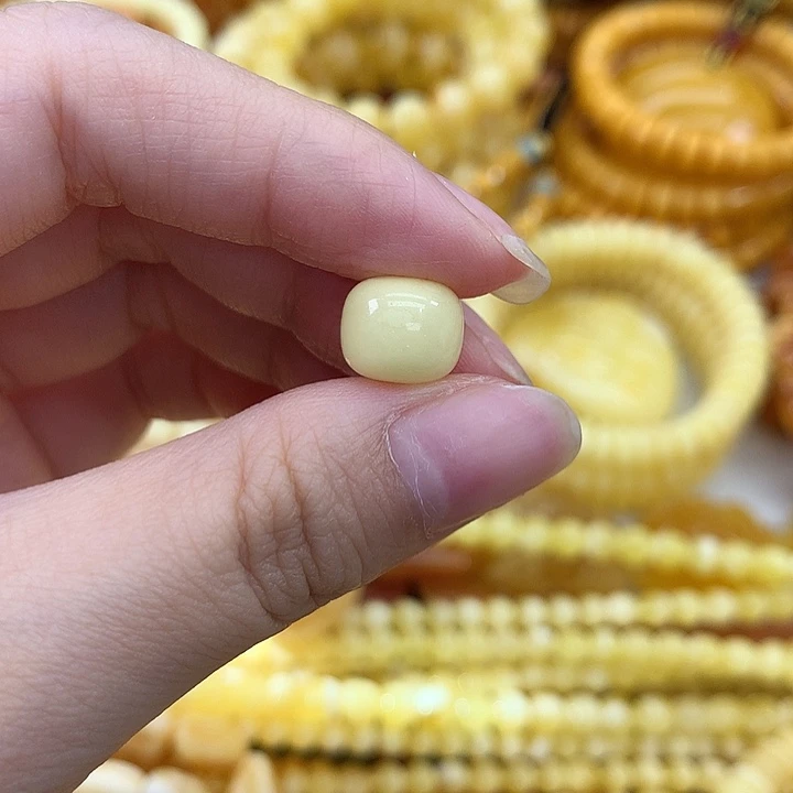 蜜蜡未镶嵌珠宝奇石