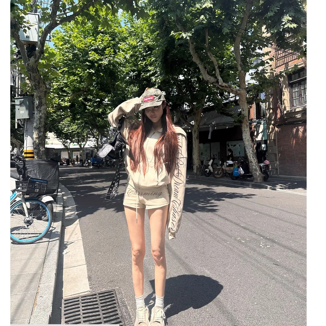 春季2025新款辣妹卫衣短裤女卡其色连帽拉链外套字母印花两件套潮