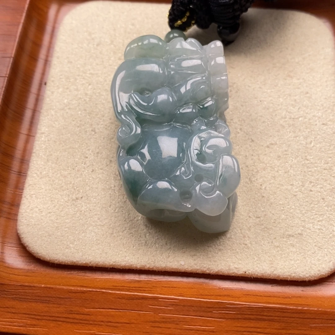 翡翠未镶嵌颈饰霸王貔貅