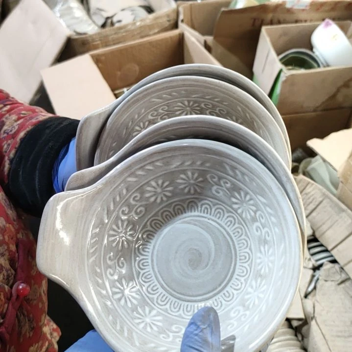 摆件盘子碗茶壶啥都有