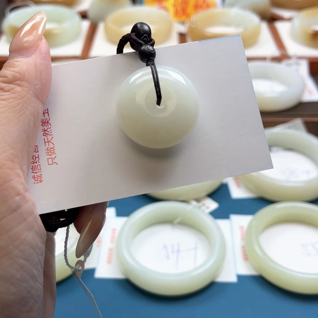 颈饰未镶嵌和田玉玫*