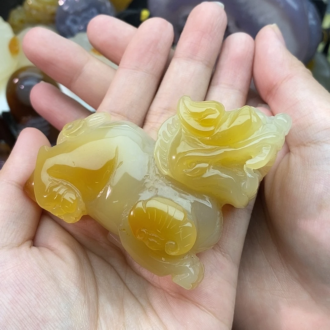兴***刚未镶嵌颈饰玛瑙/玉髓
