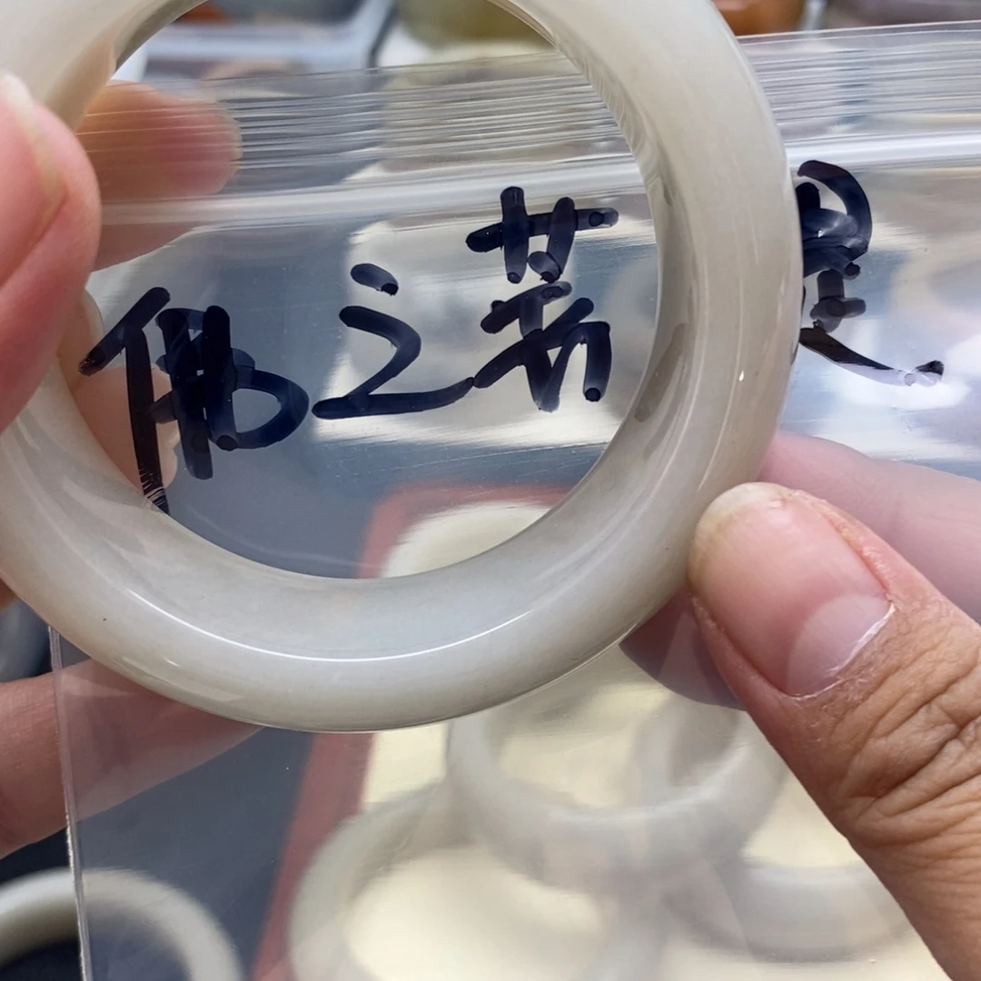 石英质玉手镯未镶嵌佛***?