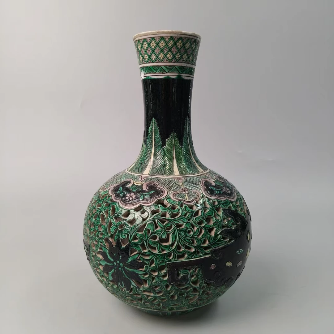 517140晚清 黑口绿釉缠枝花卉瓶