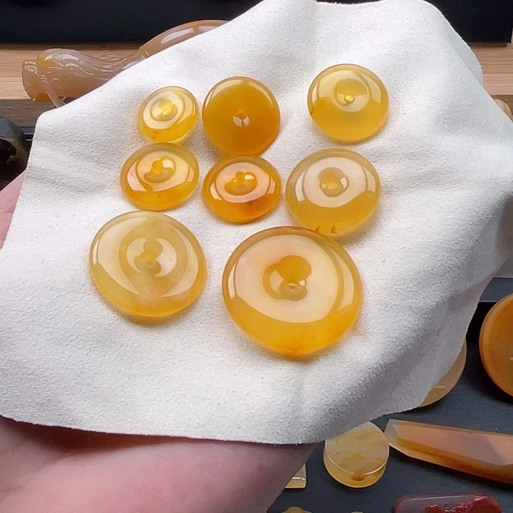 未镶嵌石英质玉（黄龙玉）颈饰