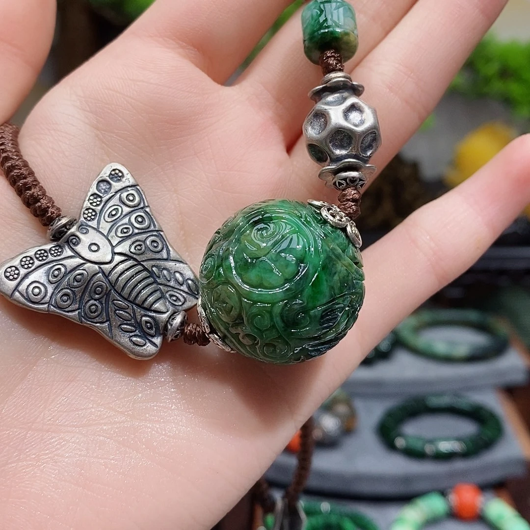 翡翠颈饰未镶嵌漂亮美眉