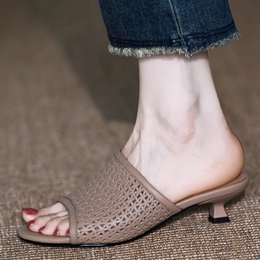 2025新款镂空凉拖鞋女外穿百搭气质小猫跟中跟杏色一字拖