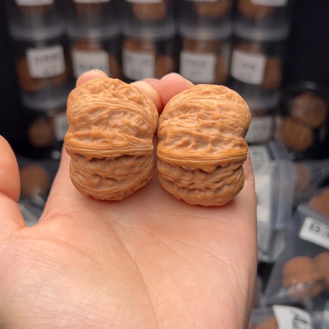 文玩核桃吊坠红***木元宝