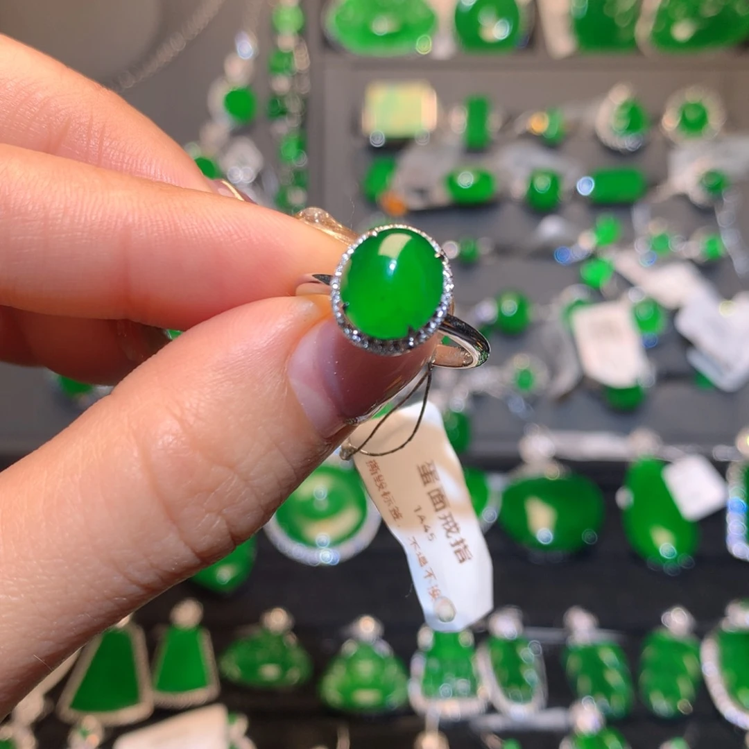 翡翠戒指18K金镶嵌蛋面