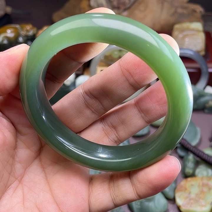 未镶嵌手镯和田玉湖水绿（帝王绿）