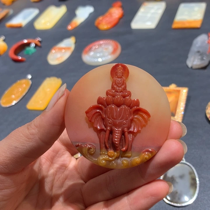 石英质玉（黄龙玉）未镶嵌颈饰