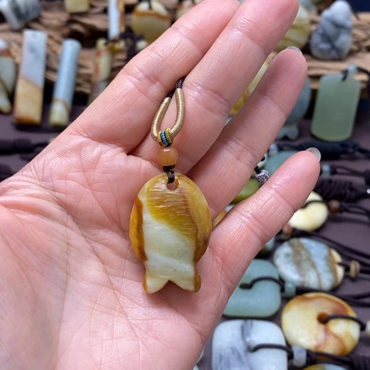 蛇纹石玉未镶嵌颈饰