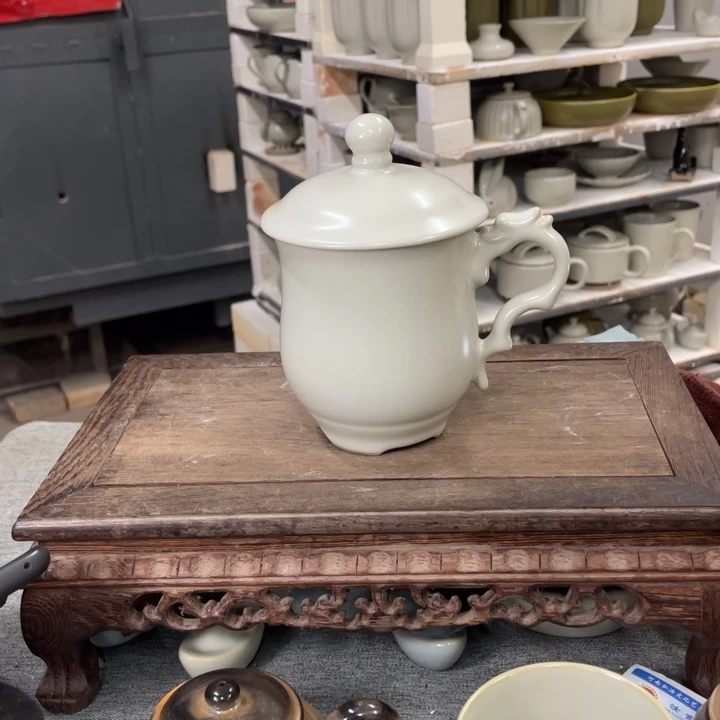 摆件月白釉龙头杯