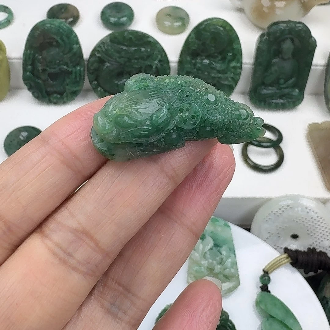 独山玉未镶嵌颈饰