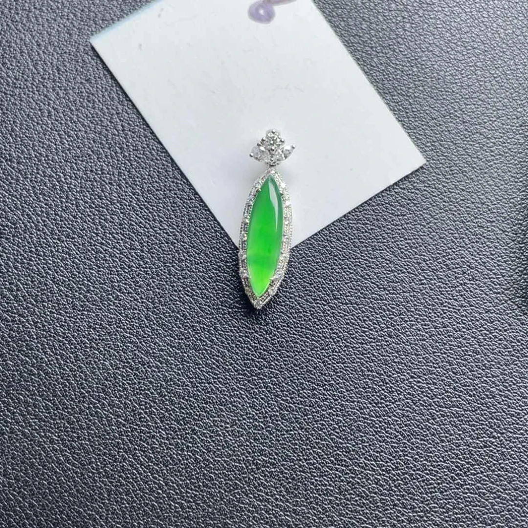 白***飞翡翠18K金镶嵌颈饰