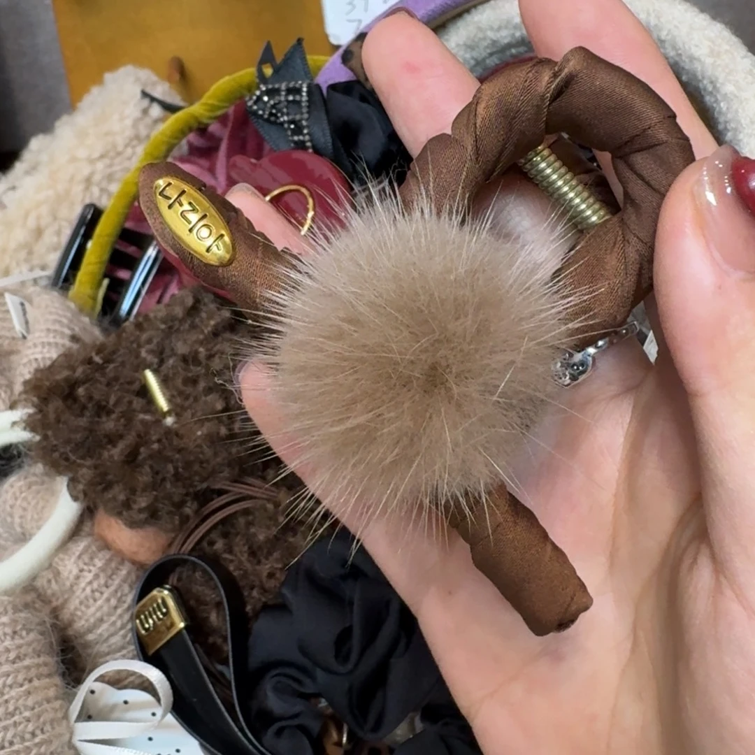 布艺铁合金咖色毛球小抓夹