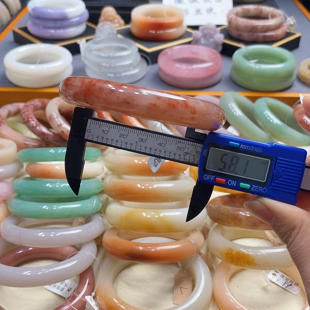 未镶嵌手镯石英岩玉