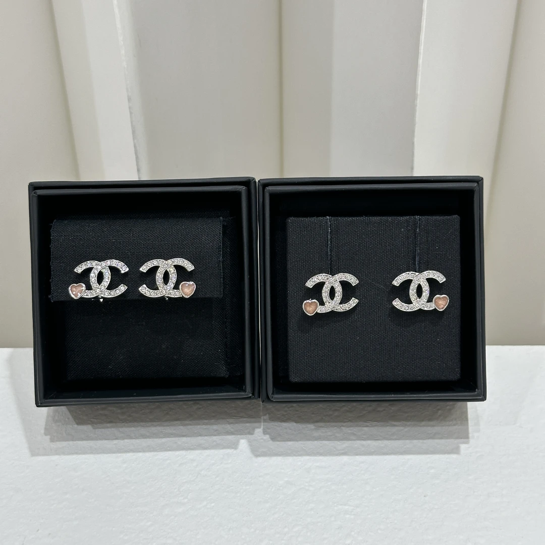 全新未使用 Chanel/香奈儿 25P粉色爱心满钻双c耳钉/耳夹
