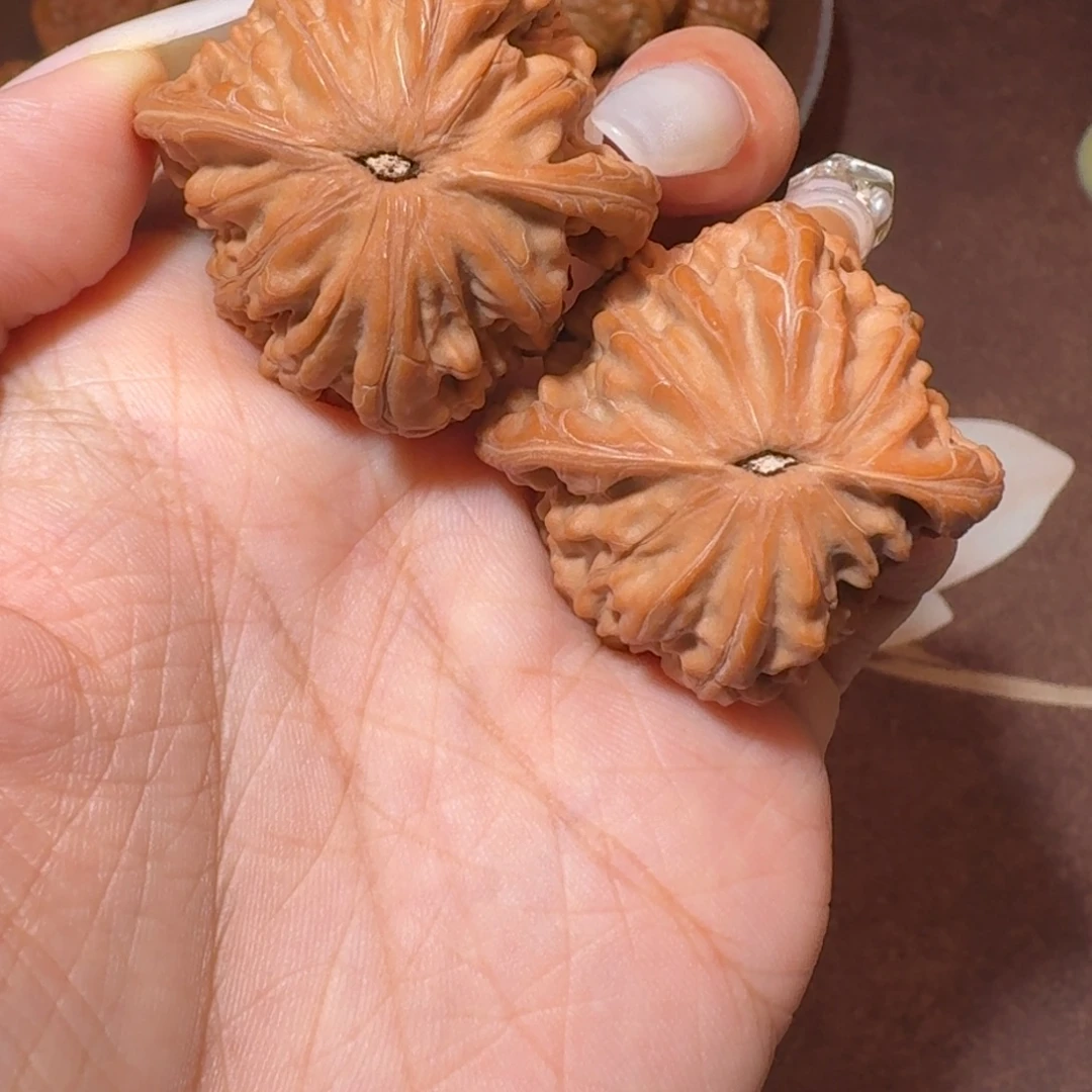 文玩核桃把件山地红皮磨盘