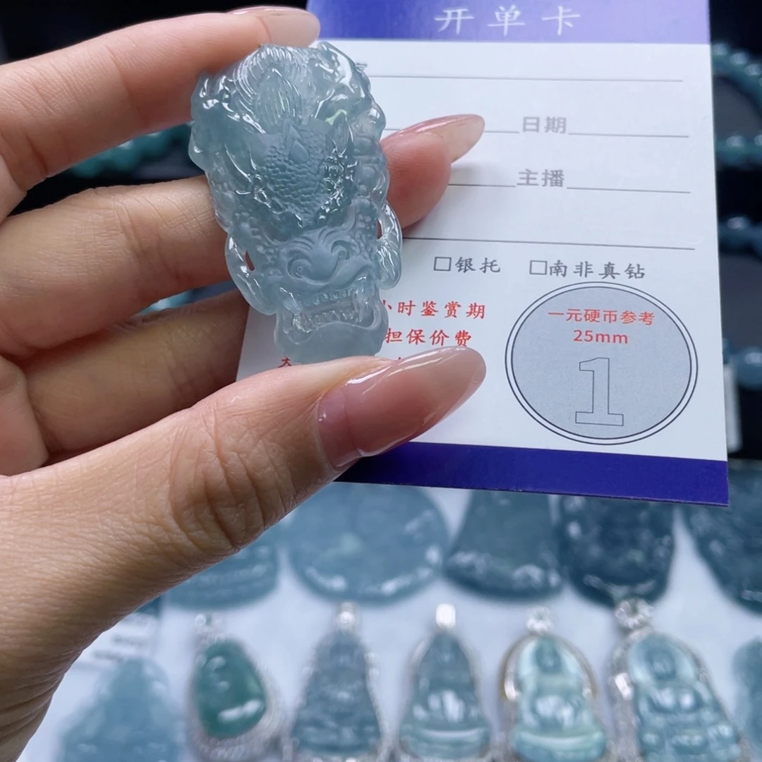 翡翠未镶嵌颈饰龙头