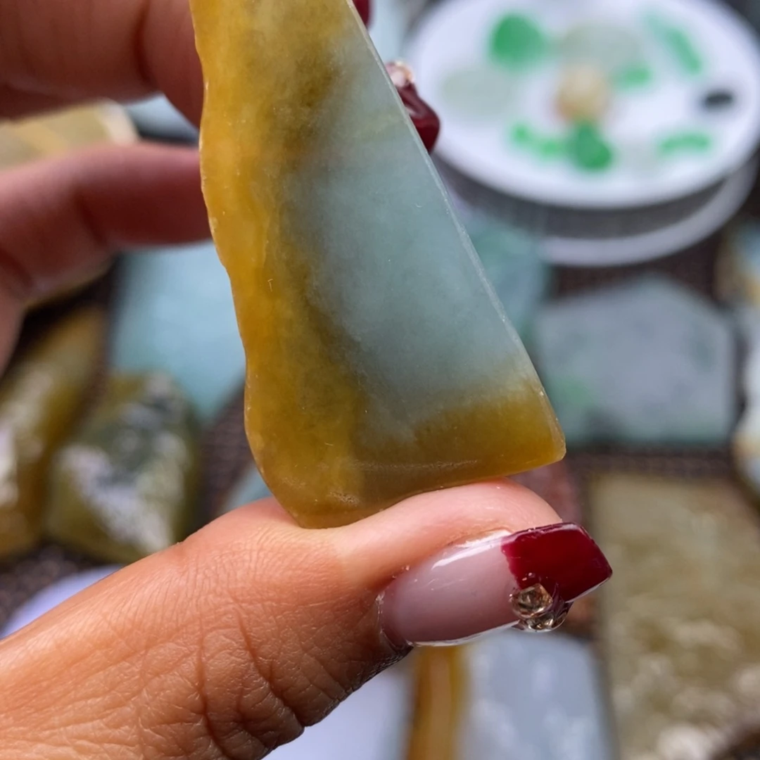 翡翠颈饰未镶嵌格**格翡翠