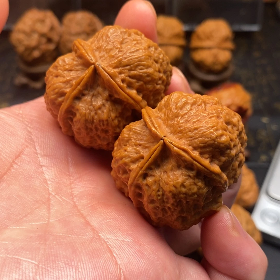 文玩核桃把件铁皮三愣