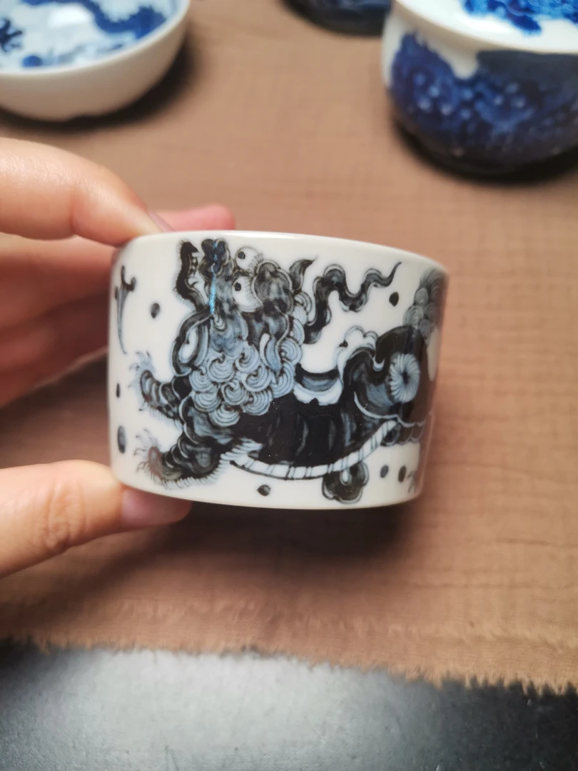 景德镇手绘狮子直筒杯