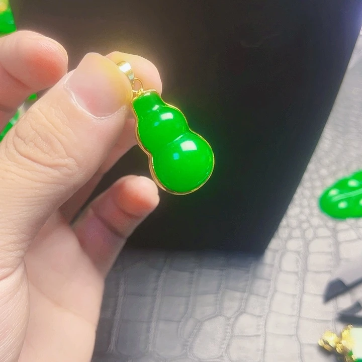 颈饰18K金镶嵌翡翠
