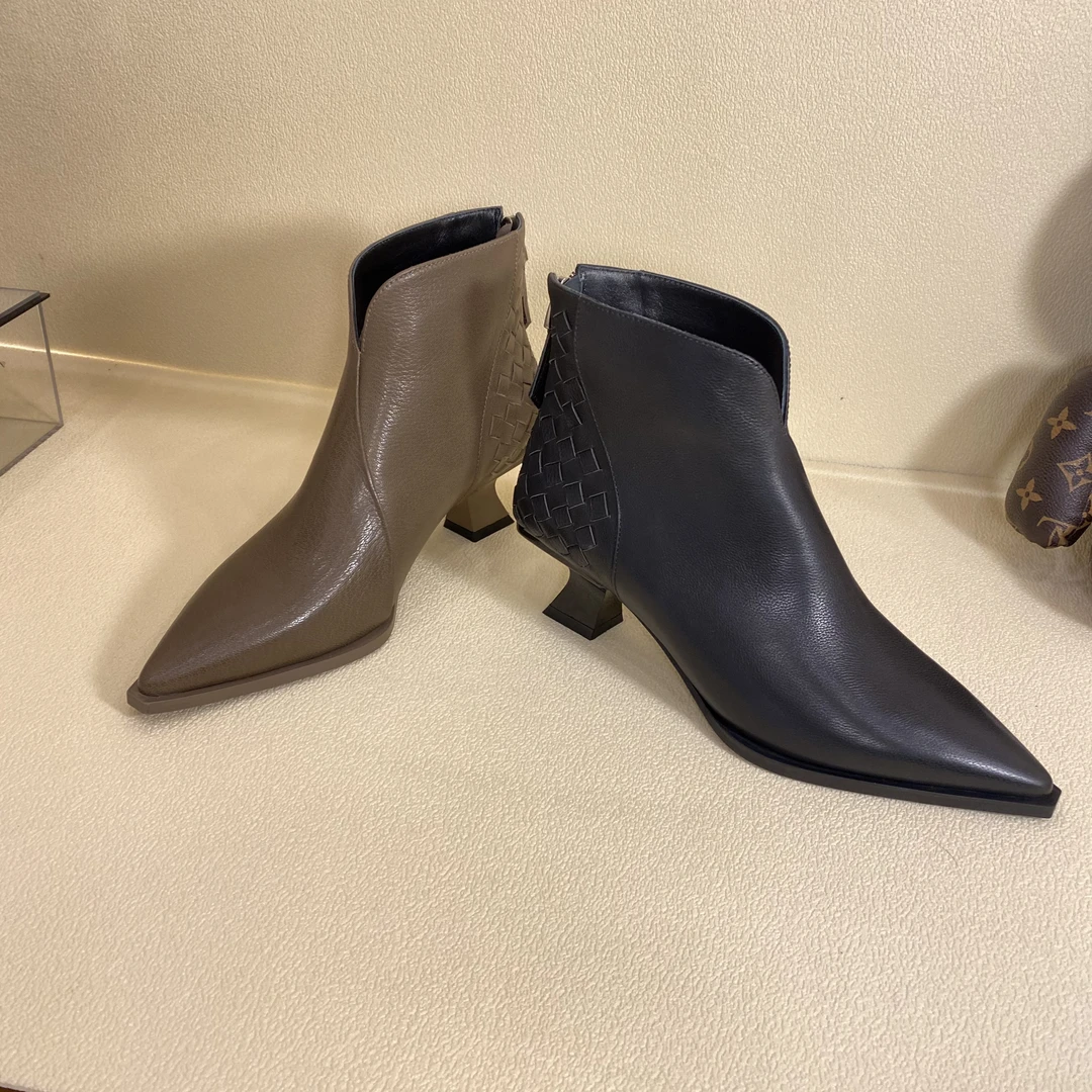 vs24入冬季新款编织后跟气质时尚百搭尖头细跟中跟女短靴4590