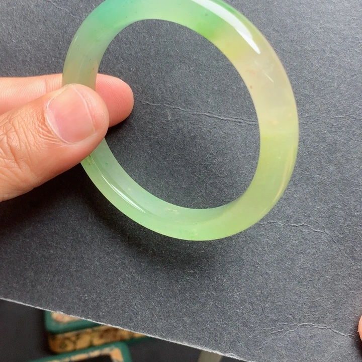 未镶嵌手镯石英质玉