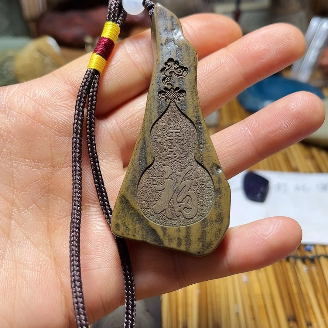 36 新疆原石雕刻手把件，