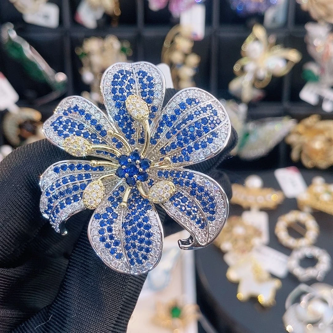 锆石铜合金满锆花朵胸针