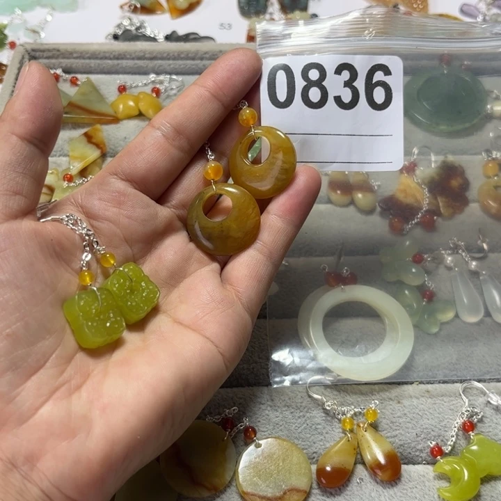 往***零蛇纹石玉合金吊坠
