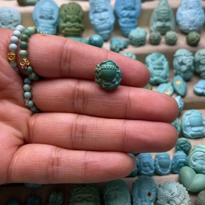 绿松石未镶嵌颈饰