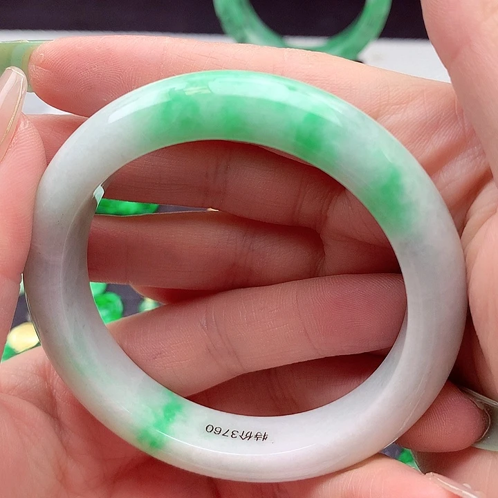 翡翠手镯未镶嵌翡翠