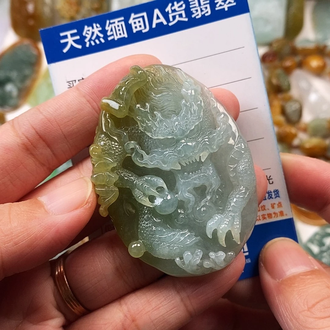 翡翠未镶嵌颈饰龙