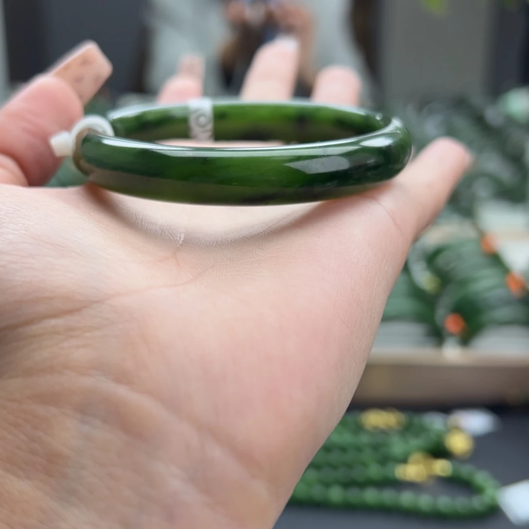和田玉（碧玉）未镶嵌手镯